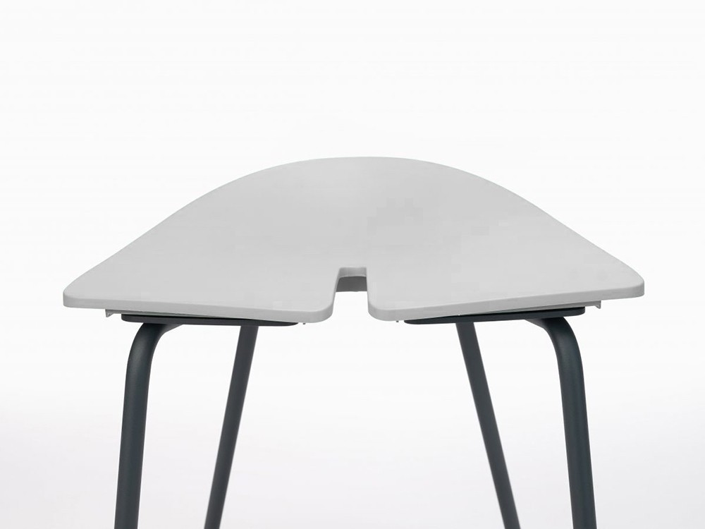 Detalle del asiento de polipropileno blanco del taburete de cocina Ant de Ondarreta