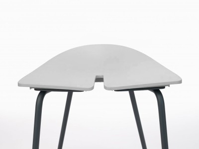 Detalle del asiento de polipropileno blanco del taburete de cocina Ant de Ondarreta