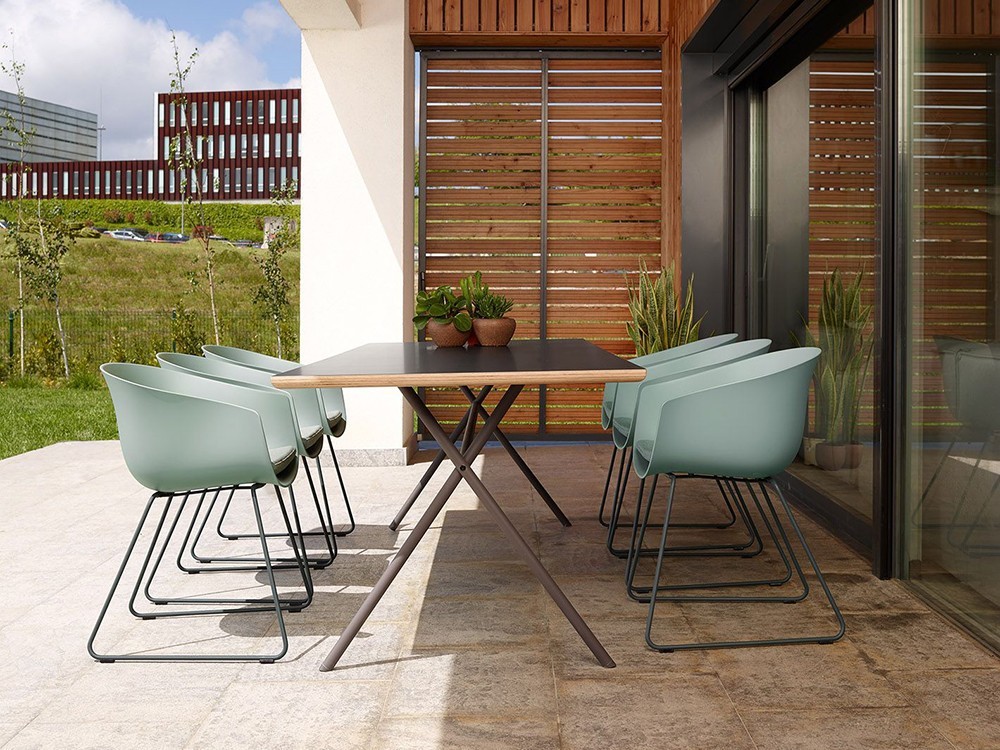 Mesa de comedor Bai con pies de acero epoxi