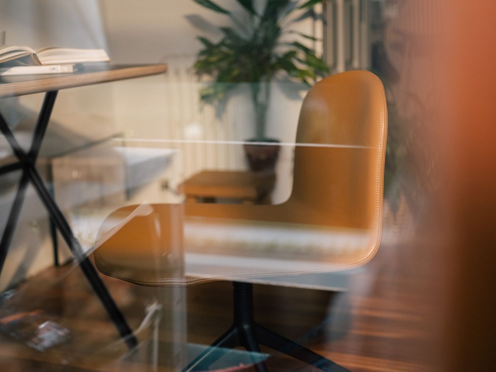 Silla Bob XL Ondarreta: versatilidad en polipiel para sillas de oficina y reuniones de alto nivel