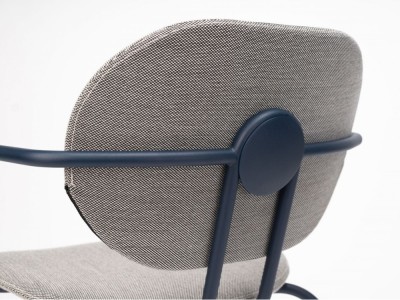Detalle del tapizado de la silla Hari con brazos: calidad y diseño personalizado de Ondarreta.