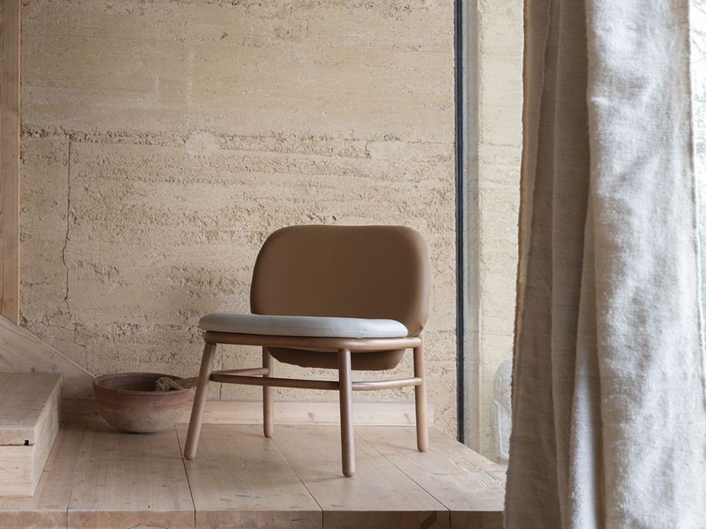 Mobiliario de diseño Ondarreta: butaca Lana con respaldo bajo, elegancia natural para un salón moderno