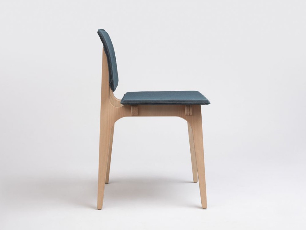 Detalle de la estructura de madera de haya tintada de la silla Mikado personalizada de Ondarreta