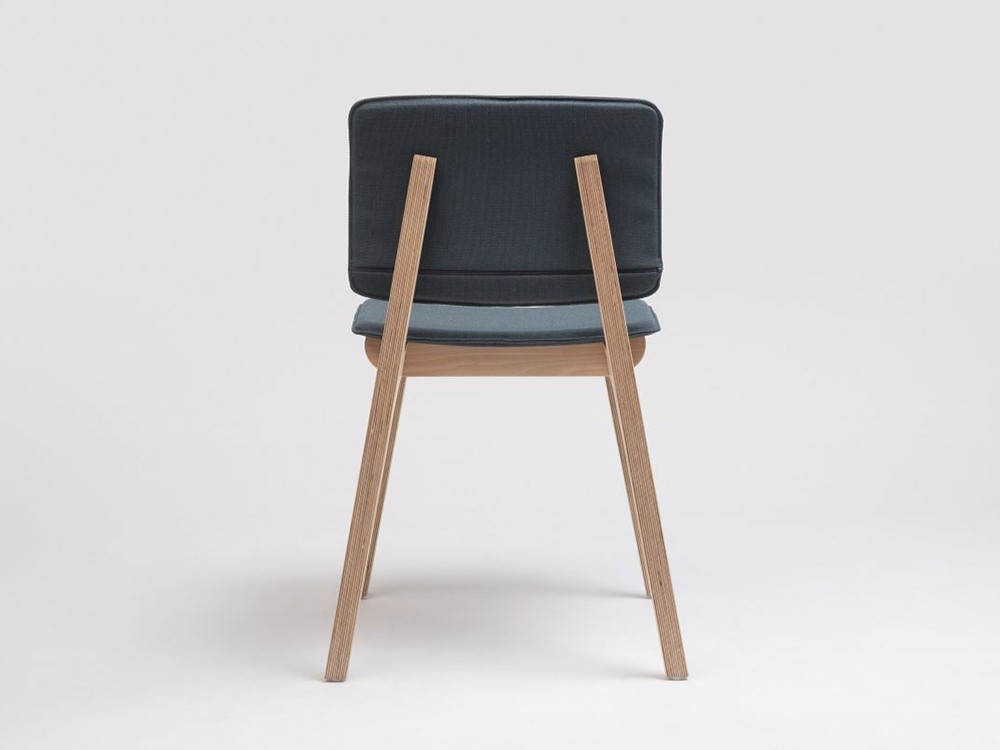 Sillas comedor madera: el modelo Mikado destaca por su ergonomía y tapicería en tejidos seleccionados de Ondarreta