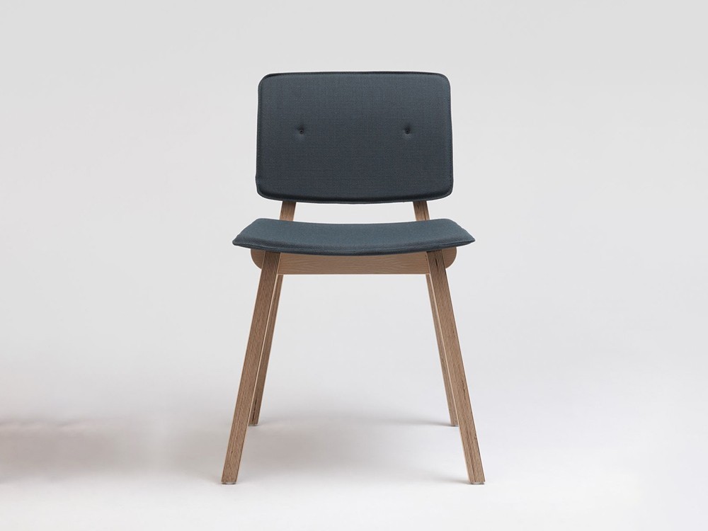 Sillas de madera modernas: silla Mikado de Ondarreta, elegancia artesanal con acabado tapizado de alta gama