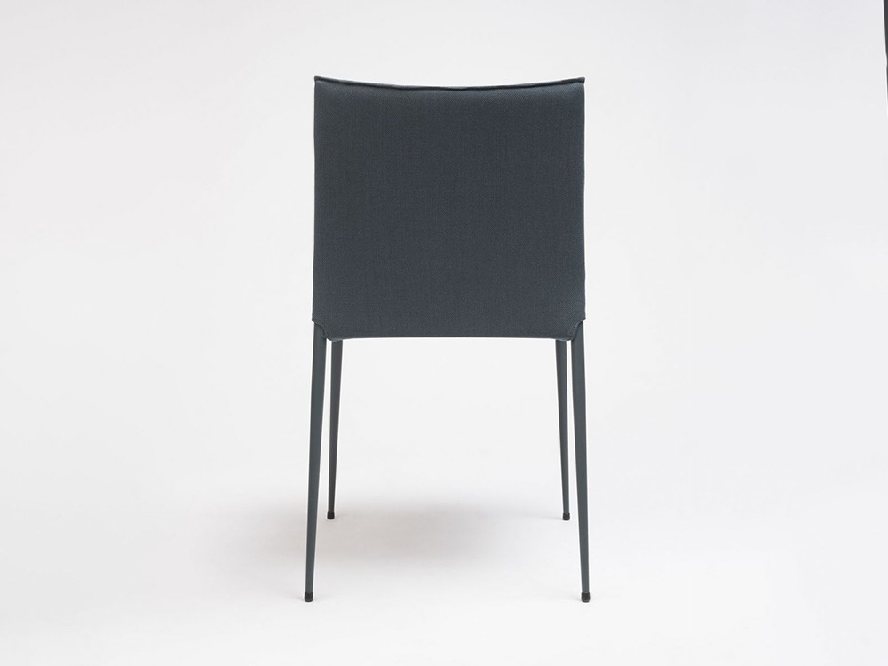 Sillas de comedor tapizadas en tela: modelo Moka de Ondarreta, diseño ligero y funcional