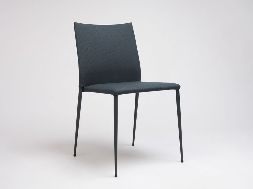 Silla de comedor tapizada moderna: elegancia y funcionalidad con la silla apilable Moka de Ondarreta