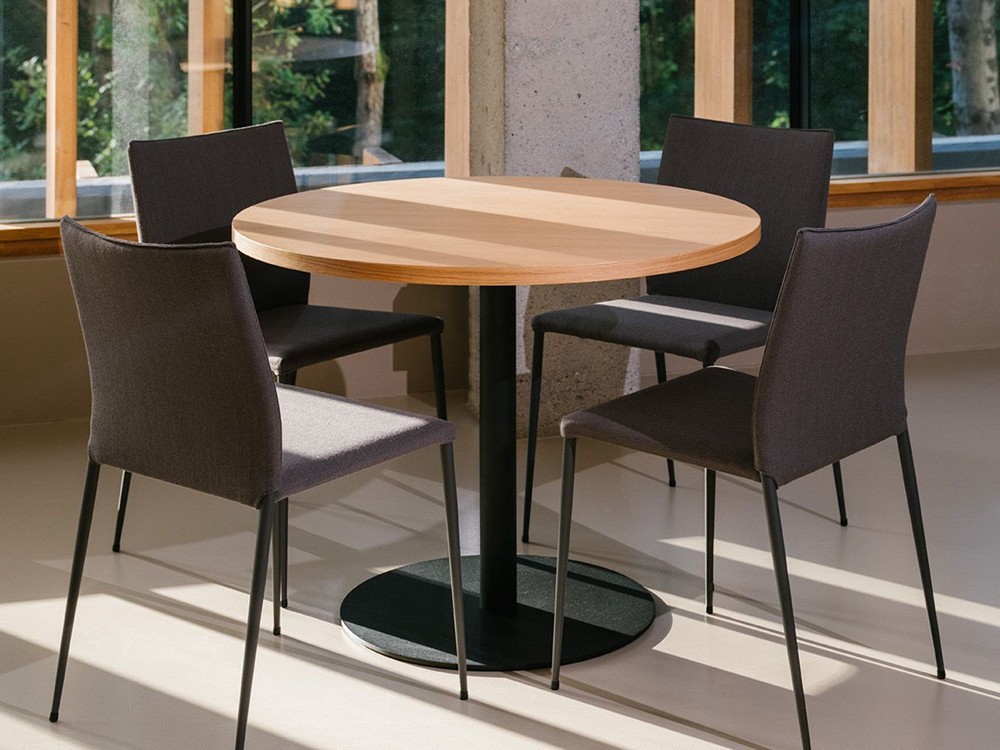 Mobel 6000: silla Moka de Ondarreta, mobiliario exclusivo con diseño personalizado y base de acero