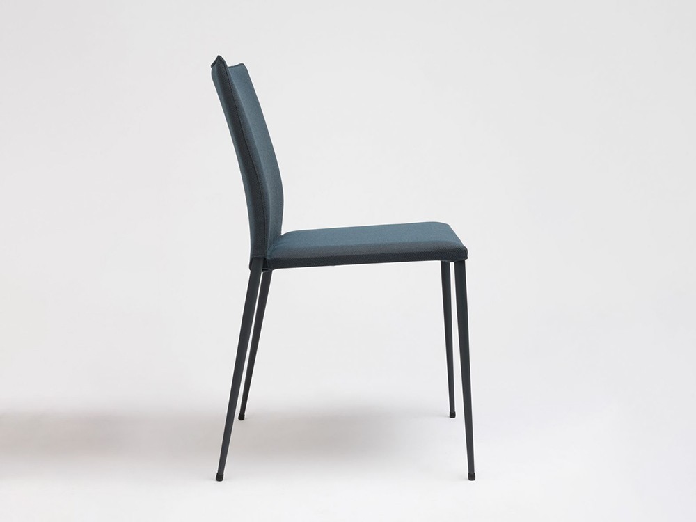 Silla apilable Moka Ondarreta: versatilidad y confort en tejidos seleccionados con base de acero.