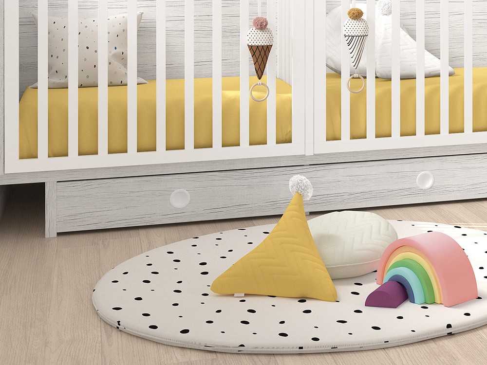 Cojín triangular zig-zag con pompón ocre