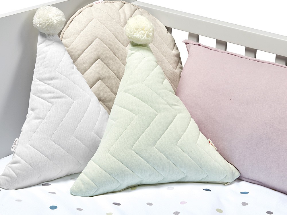 Cojín triangular zig-zag con pompón