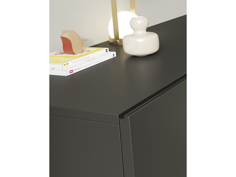 Composición para salón con mueble bajo y dos módulos verticales con puertas cerámicas Vive