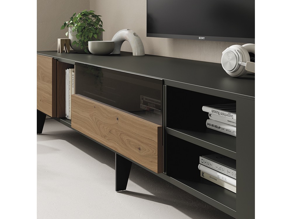 Composición para salón con mueble bajo en chapa de roble y marengo y un módulo galería con puerta Vive