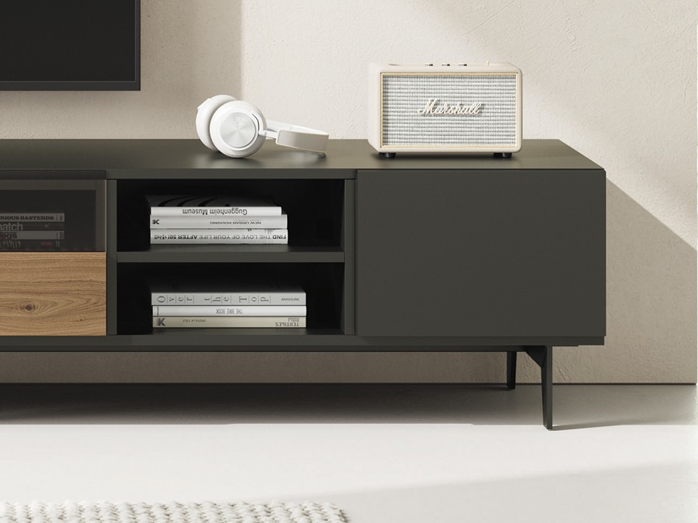 Composición para salón con mueble bajo en chapa de roble y marengo y un módulo galería con puerta Vive