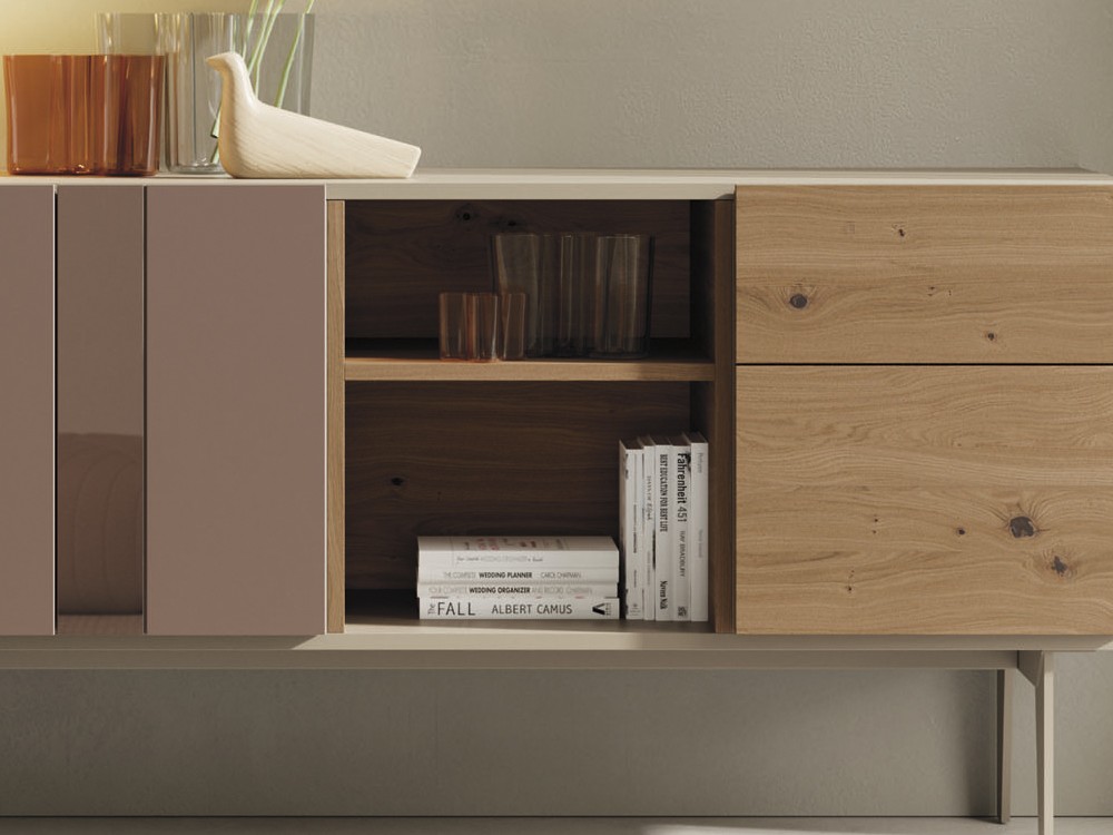 Aparador bajo con puertas con líneas de espejo bronce y chapa de roble on de vive