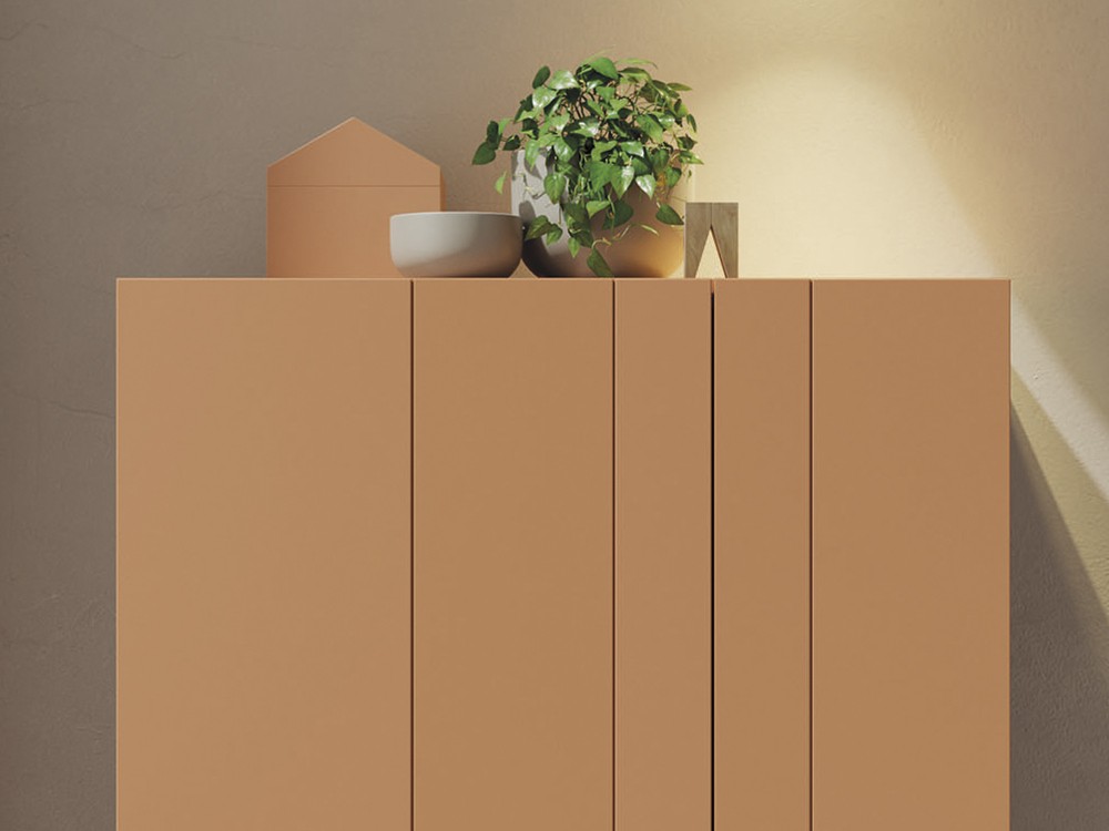 Aparador alto con dos puertas con frentes lineas de cristal lacado en brillo y mate on de vive