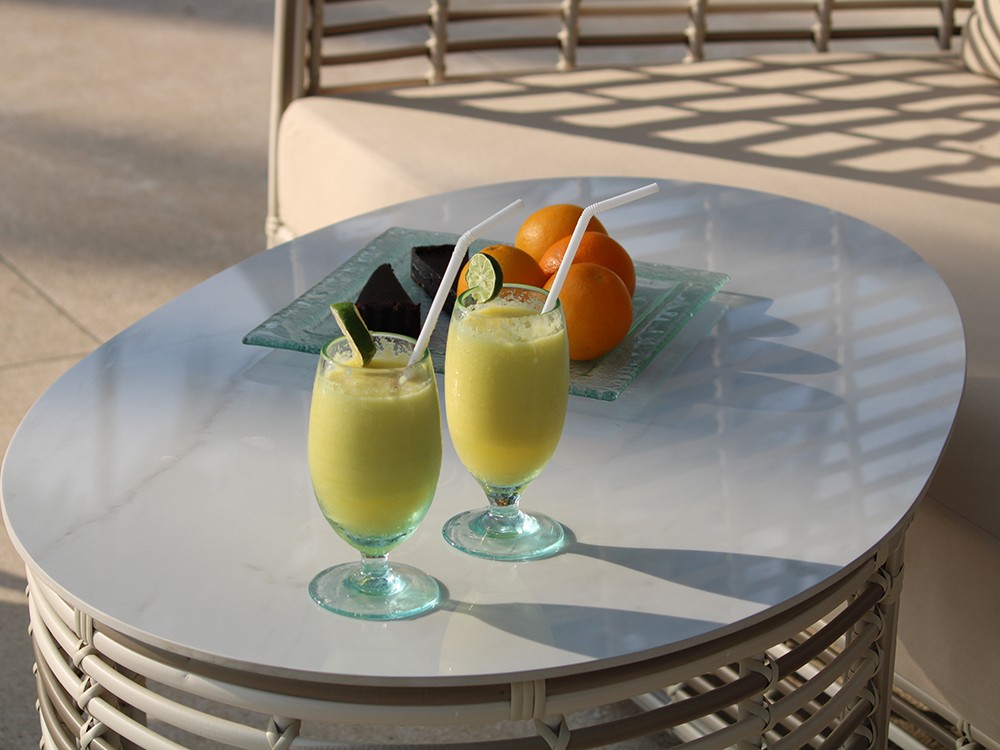 Mesa auxiliar de fibra sintética trenzada y dekton Surabayana Skyline Design - 2