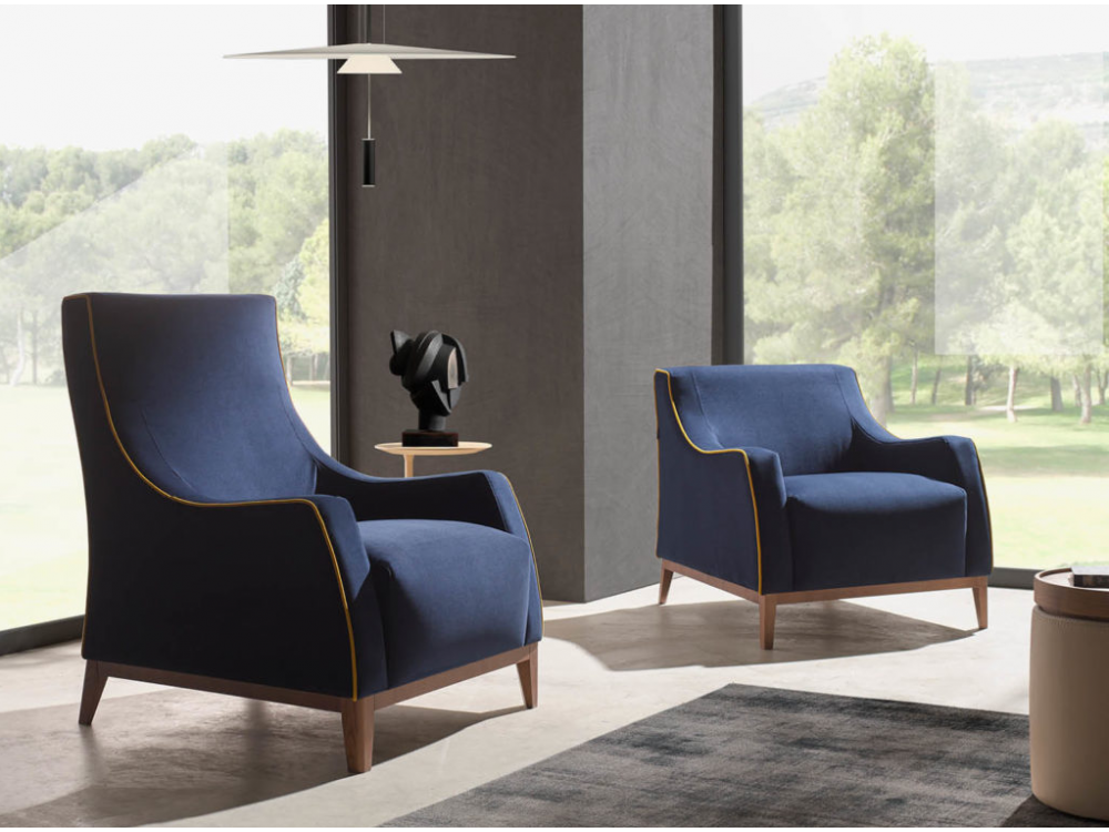 Versión con respaldo alto de la butaca Diab. Diseño elegante y envolvente para mayor confort.