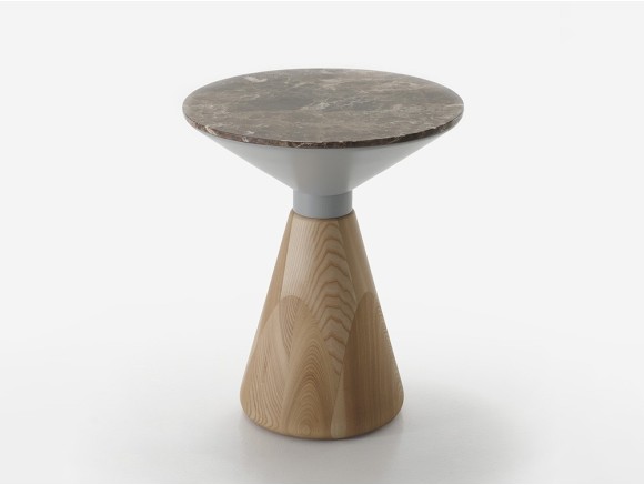 Mesa auxiliar Olia de Beltá Frajumar con sobre de mármol y base de madera maciza. Elegancia natural en cada detalle.
