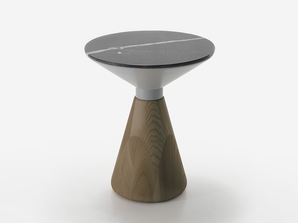 Diseño exclusivo: Olia combina mármol y madera para una mesa auxiliar de estilo sofisticado.