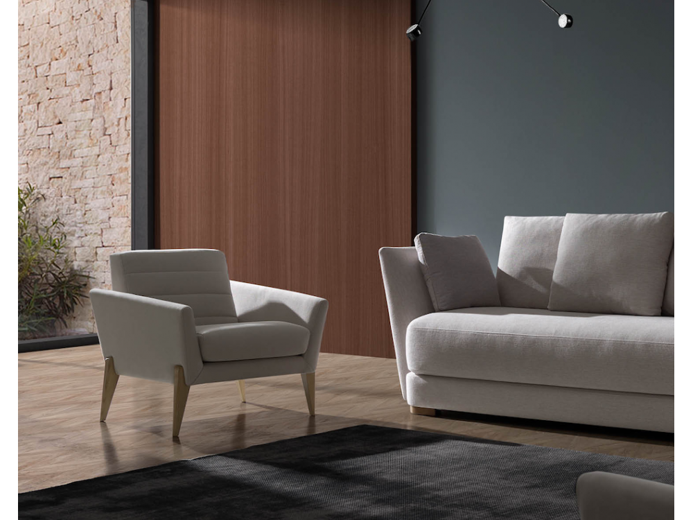 Comodidad, estilo y personalidad. La butaca Apil ofrece una sentada envolvente sobre una estructura robusta de madera maciza.