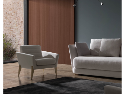Comodidad, estilo y personalidad. La butaca Apil ofrece una sentada envolvente sobre una estructura robusta de madera maciza.