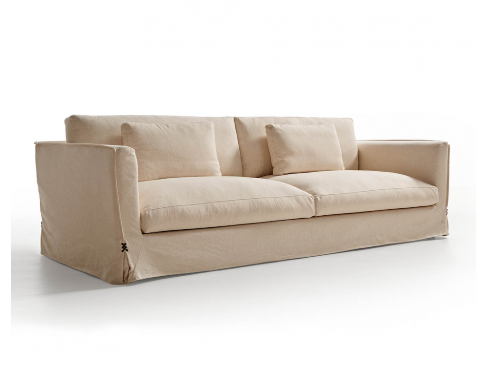 El diseño bohemio y elegante del sofá Ilum se funde en una composición de almohadones que invita al descanso.