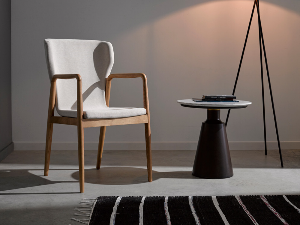 Níes, butaca elegante con formas limpias y estructura duradera