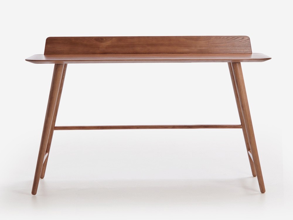 Escritorio de líneas limpias Besk de Beltá Frajumar, ideal para ambientes sobrios