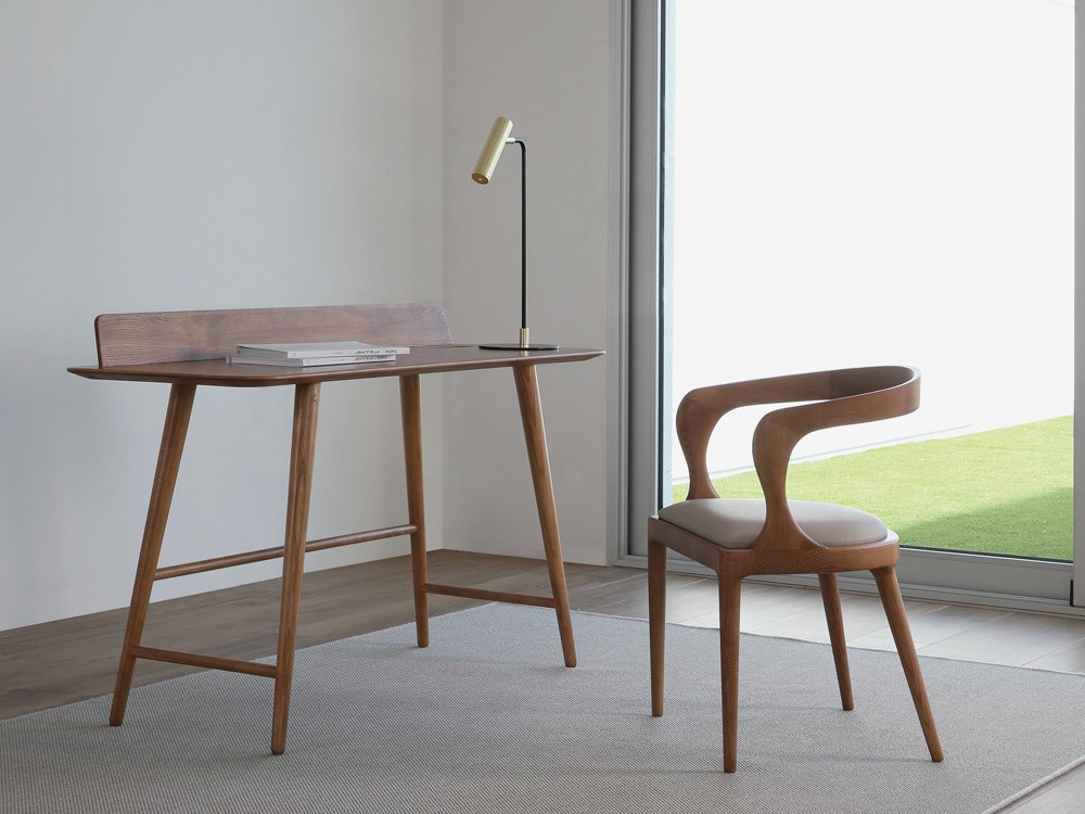 Escritorio de diseño limpio y funcional, modelo Besk de Frajumar