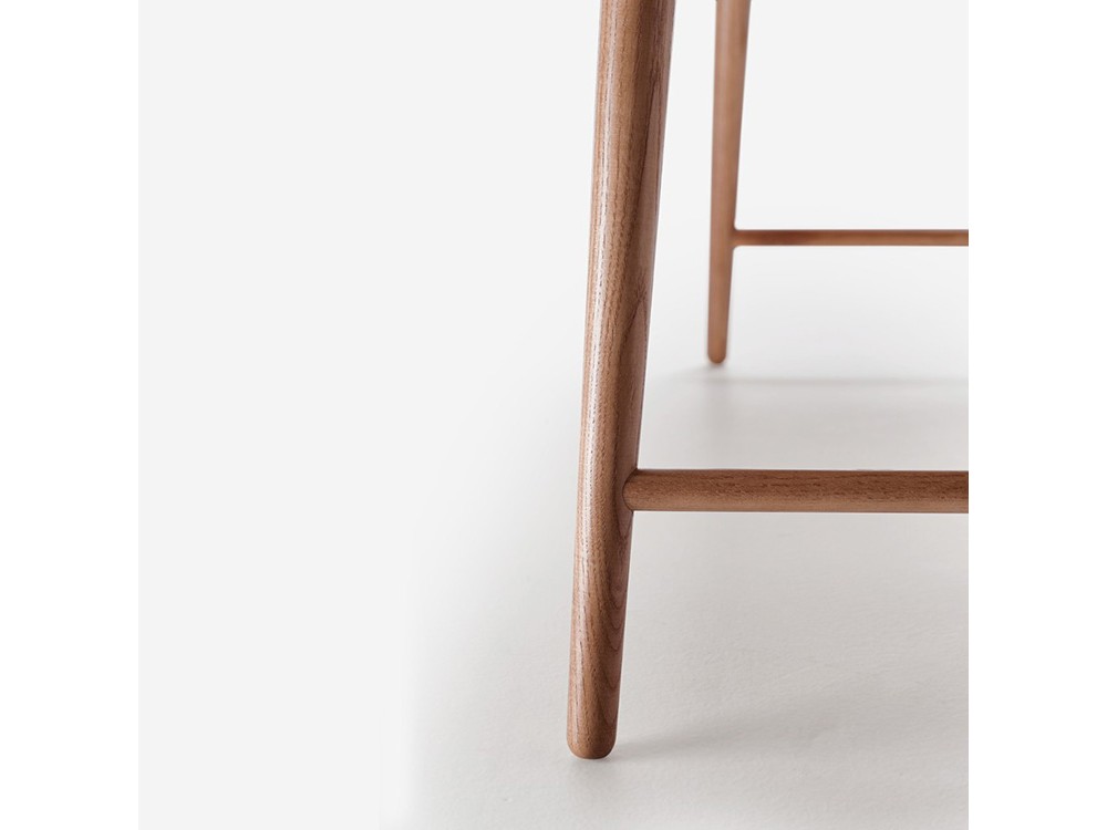 Frajumar Besk, escritorio con aire nostálgico y forma contemporánea