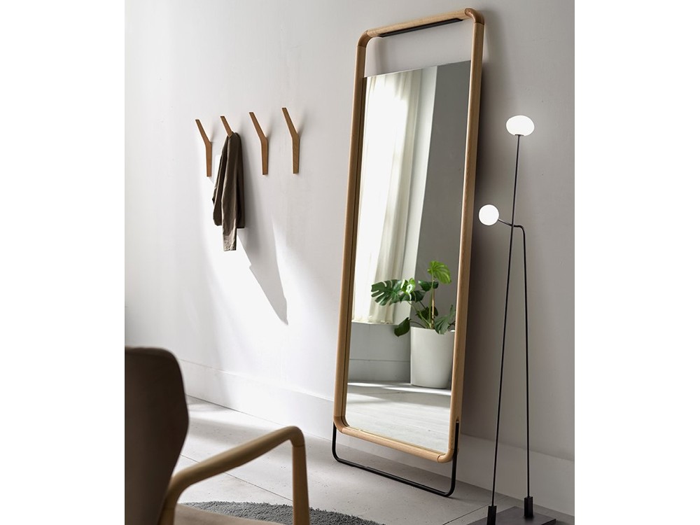 Espejo de cuerpo entero Gork de Beltá Frajumar, elegante y seguro con escuadra opcional