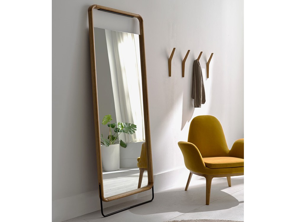 Gork Frajumar, espejo de pie con diseño minimalista y gran presencia
