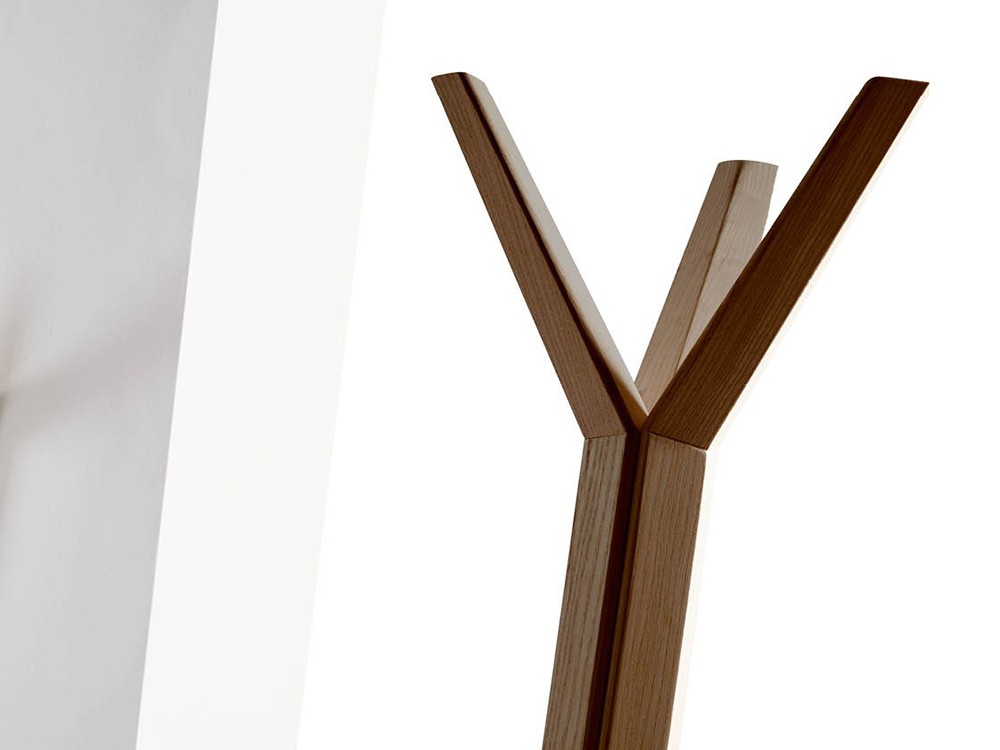 Perchero vertical artesanal, modelo Hang con acabado en fresno natural