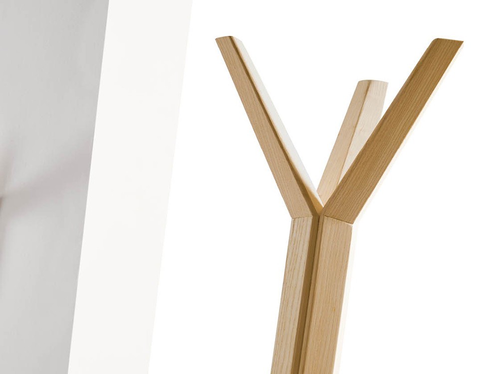 Estilo funcional y belleza orgánica en el perchero de pie Hang de Beltá Frajumar