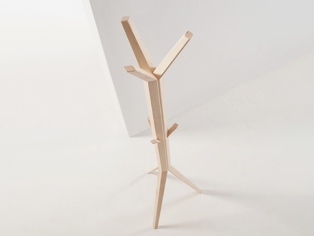 Perchero de diseño Hang, equilibrio entre forma sencilla y función práctica