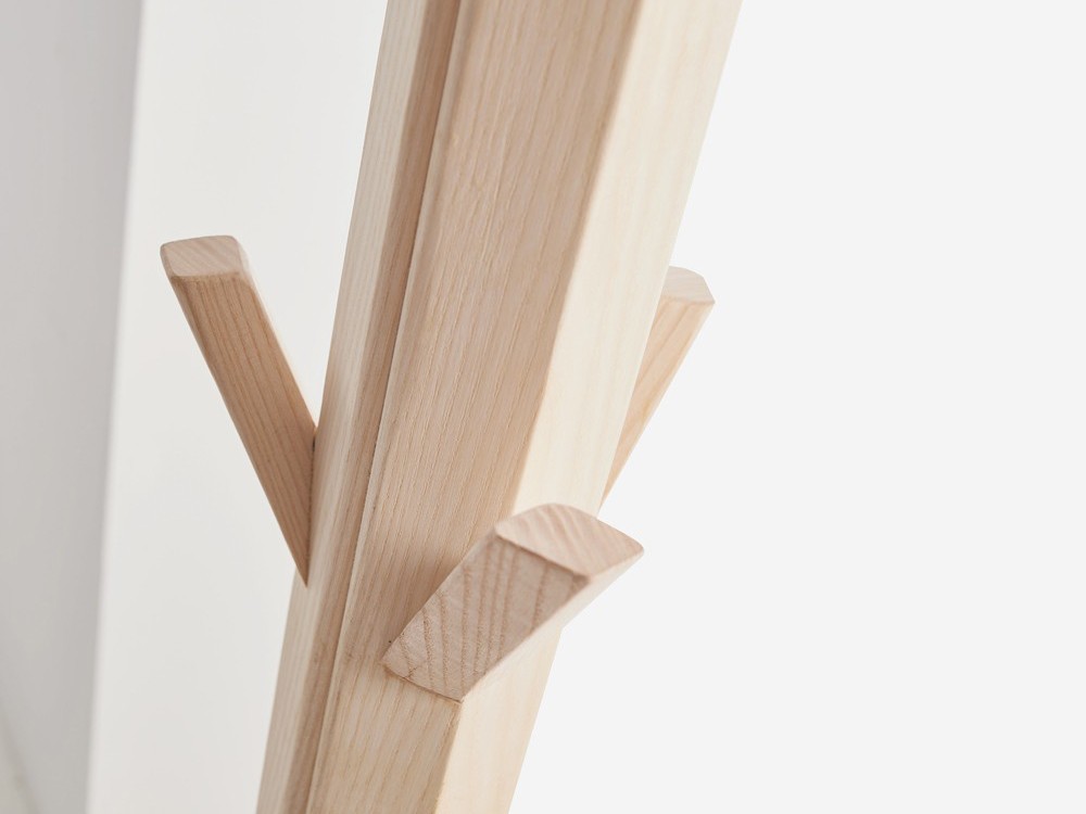 Perchero alto en madera natural Hang de Beltá Frajumar, ideal para recibidores con estilo