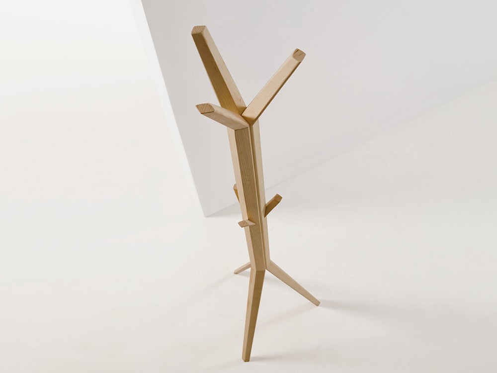 Hang, perchero de pie con estructura minimalista y diseño atemporal