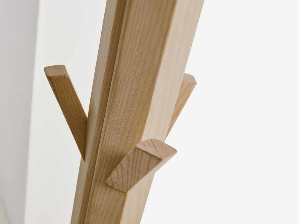 Perchero moderno de pie en madera natural modelo Hang de Frajumar