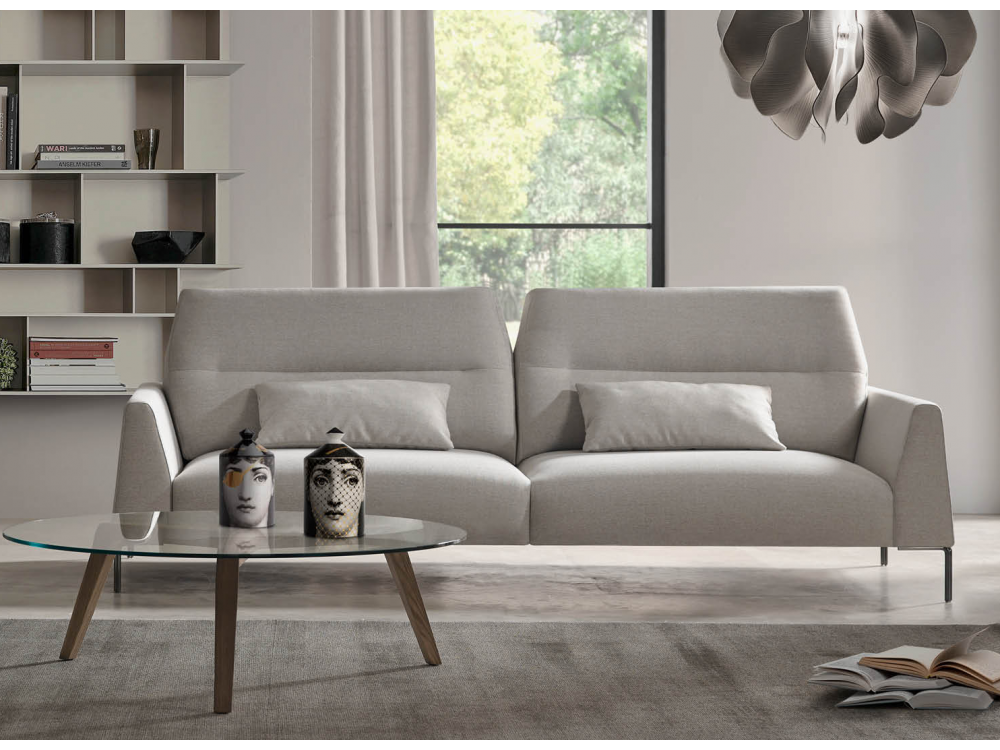 Sofá moderno Oliv con estética atemporal, ideal para ambientes cálidos y serenos