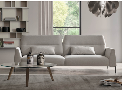Sofá moderno Oliv con estética atemporal, ideal para ambientes cálidos y serenos
