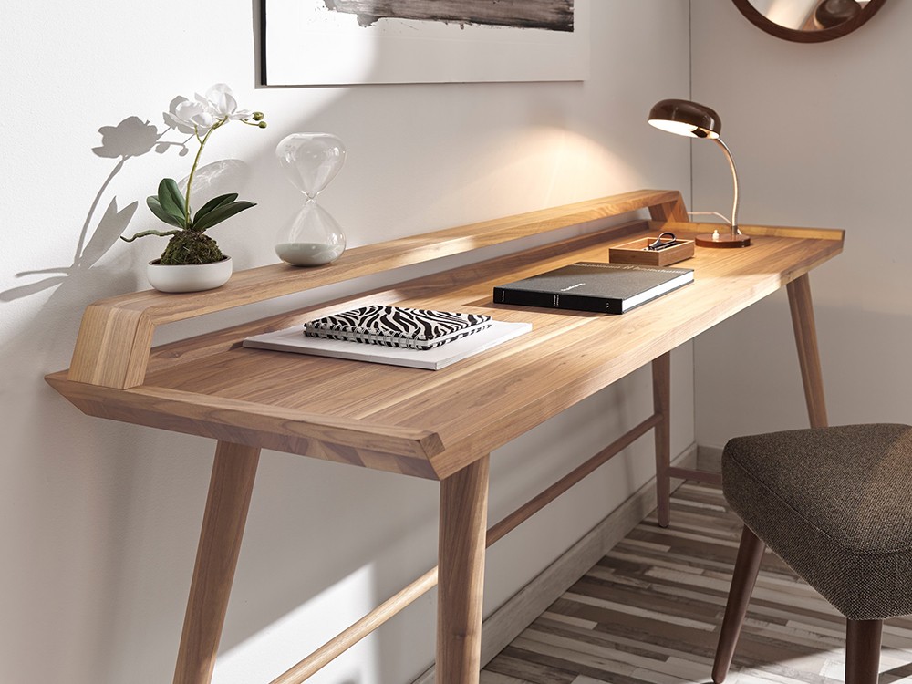 Escritorio de diseño Poet, disponible en varios acabados de fresno
