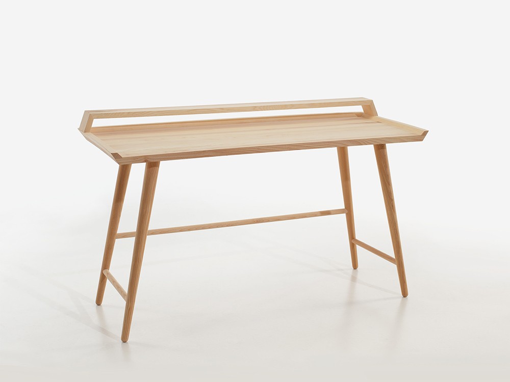 Escritorio Poet de Beltá Frajumar, pieza de inspiración poética y artesanía en madera