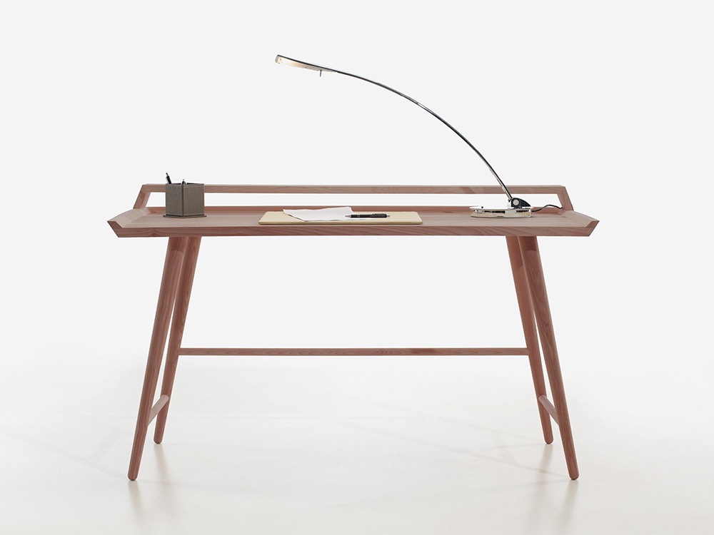 Mesa de trabajo Poet, fresno macizo con diseño cuidado y sofisticado