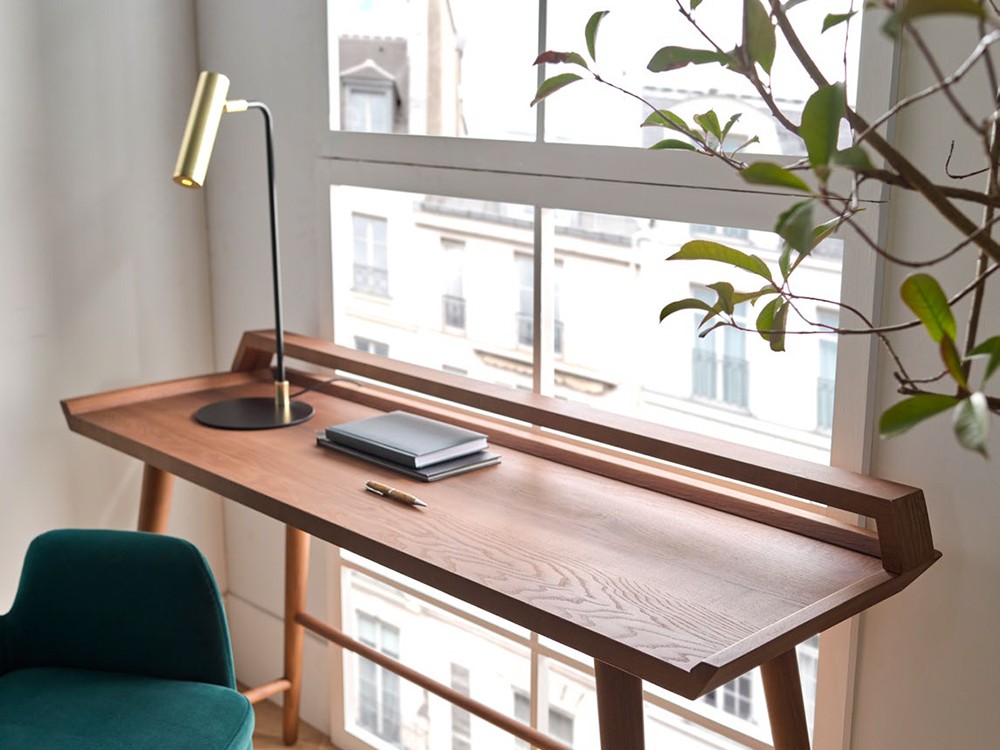 Escritorio de madera Poet de Frajumar, ideal para espacios creativos