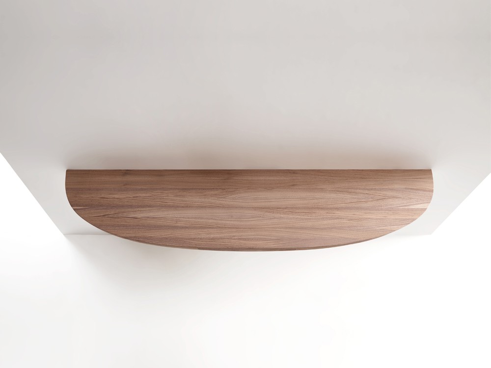 Vista frontal de la consola Sedan, diseño artesanal sin patas