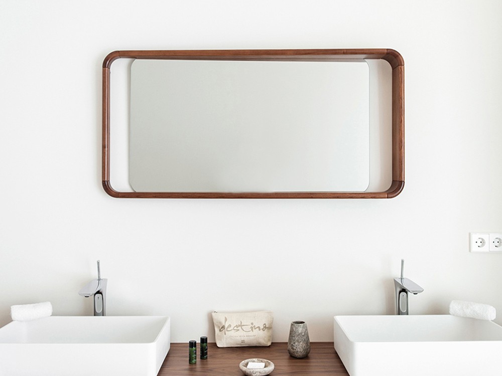 Diseño minimalista en formato vertical del espejo Skon XL en acabado roble o nogal