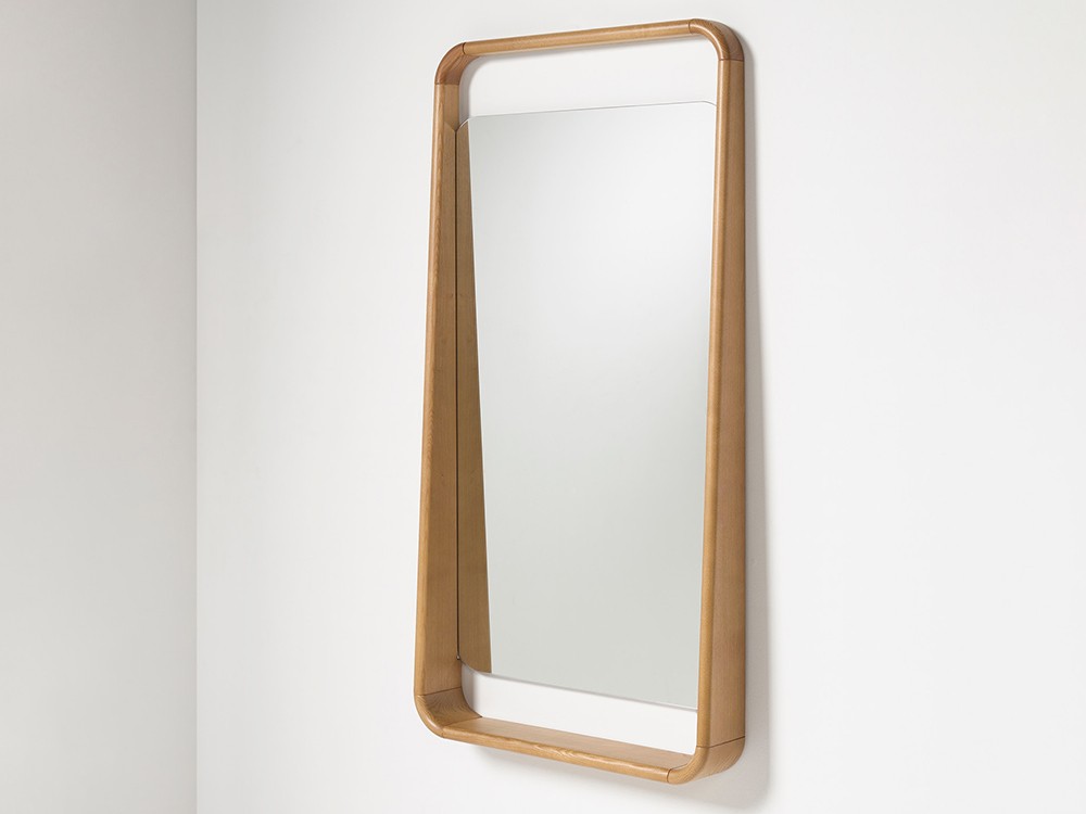 Skon XL de Beltá Frajumar, espejo vertical de gran tamaño con marco en madera maciza.