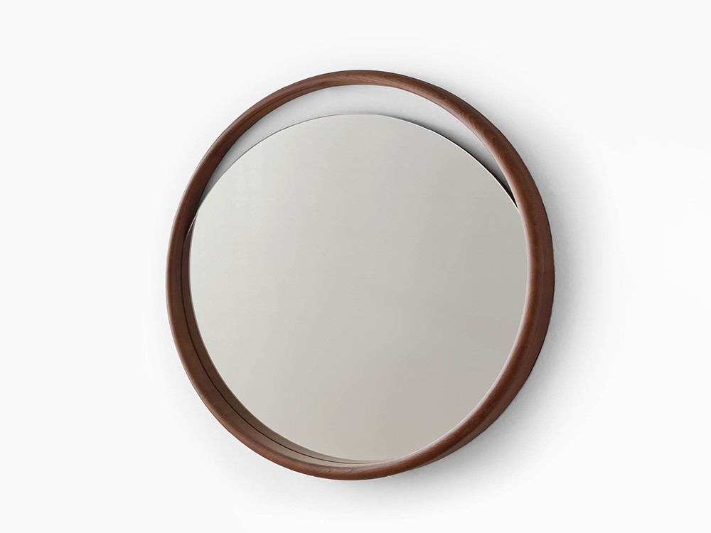 Espejo redondo Skon L con marco de madera maciza en acabado roble