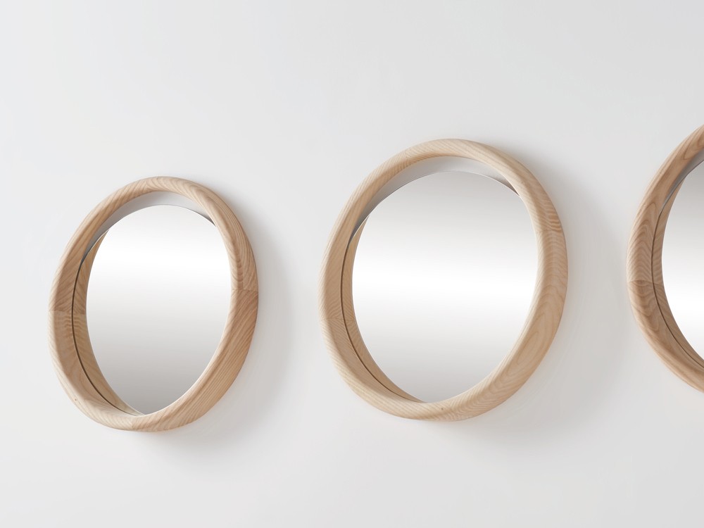 Espejo Skon XS Beltá Frajumar de madera maciza con acabado en nogal